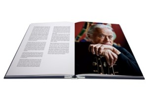 RESONATORS Buch von Scarlet Page mit Fotos von Brian May